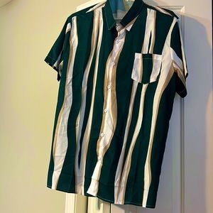Green/Gold casual button down. Tag says XXL. Fits more for a XL